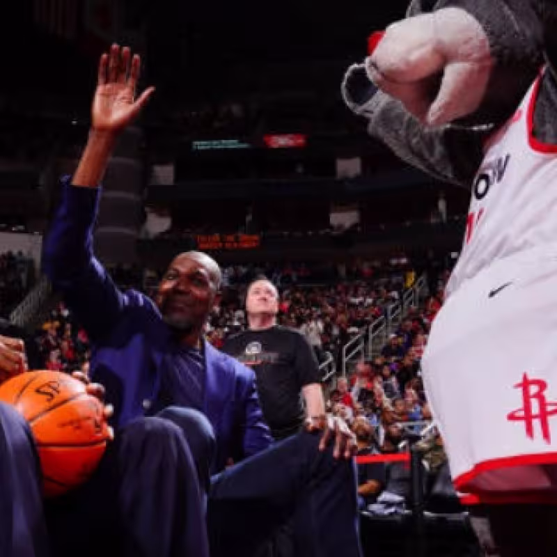 Hakeem Olajuwon: "No es justo comparar a MJ con LeBron, Jordan era muy superior"