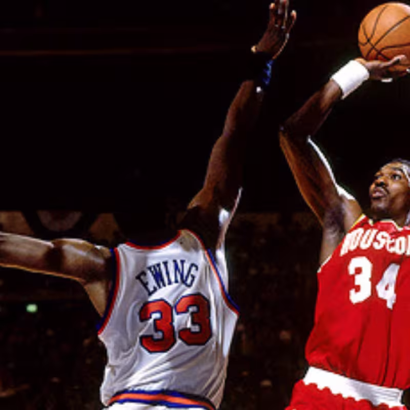 Hakeem Olajuwon, lanzando una canasta ante Pat Ewing. 