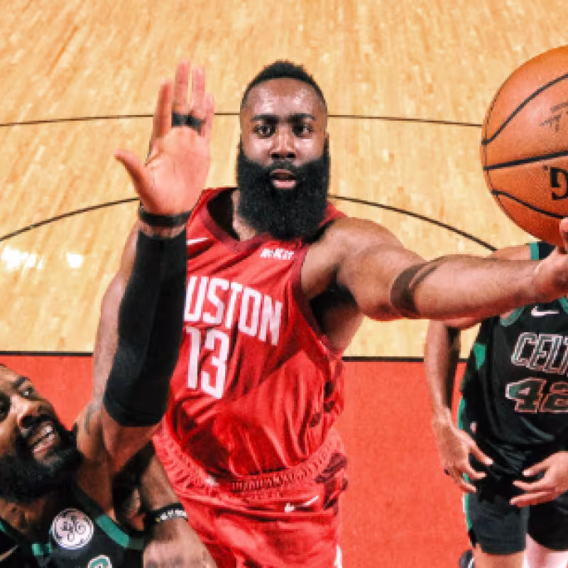 Harden ataca la canasta rival ante la presencia de Irving.