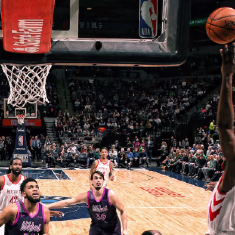 James Harden anota una canasta ante los Wolves.