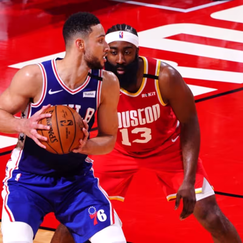 James Harden contra Ben Simmons.