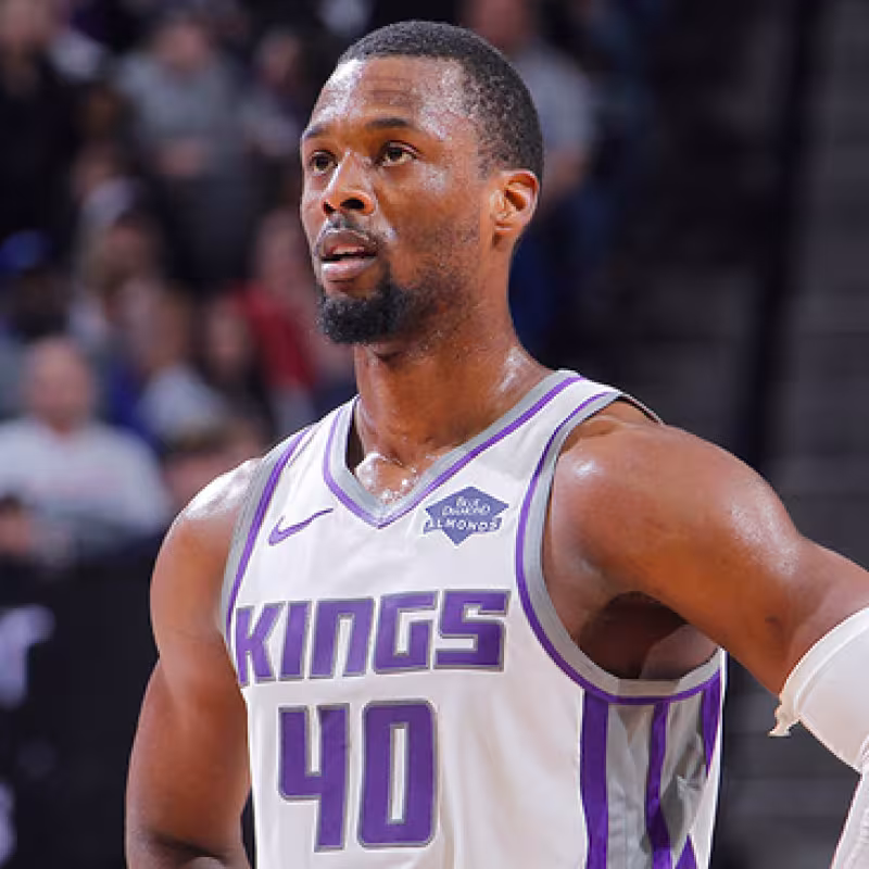 Harrison Barnes, en el banquillo de los Mavs.