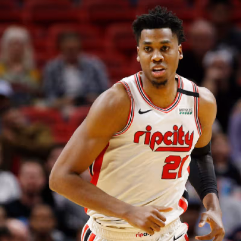 Hassan Whiteside firma un año con Sacramento Kings
