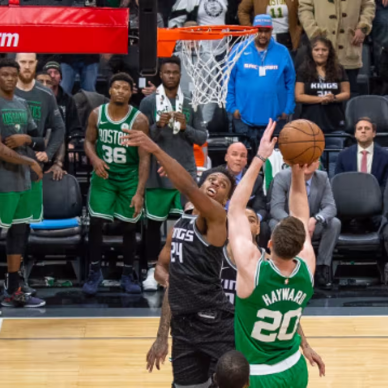 Gordon Hayward metió la canasta que le dio a los Celtics el triunfo.