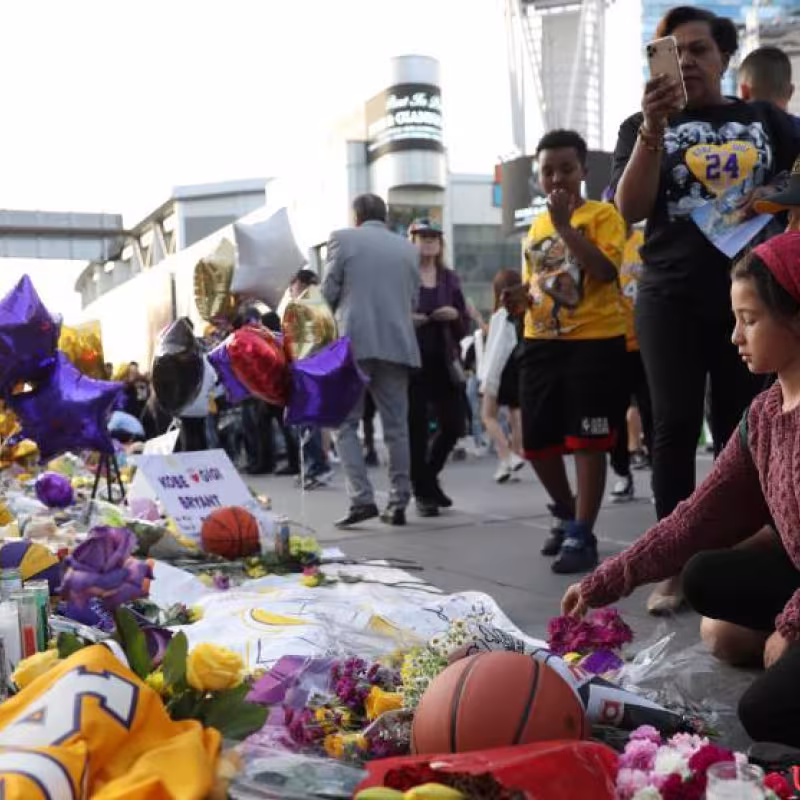 Artículos de homenaje a Kobe Bryan. Foto: gettyimages