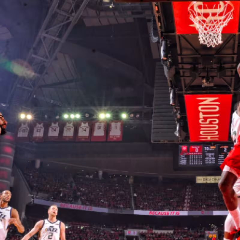Clint Capela se dispone a anotar ante la mirada de Ricky Rubio.
