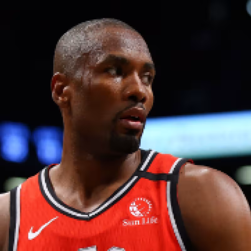 Serge Ibaka en un partido con los Toronto Raptors.