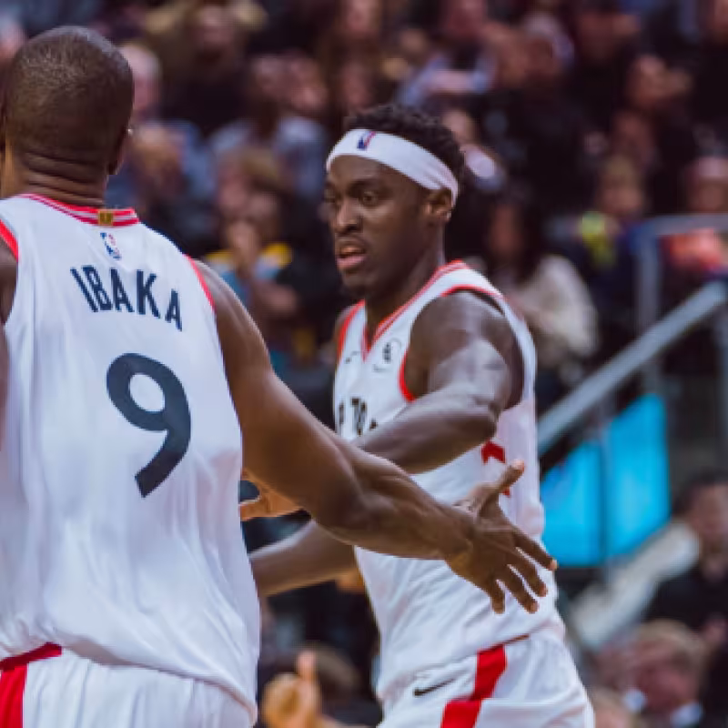 Ibaka celebra una canasta junto a Siakam.