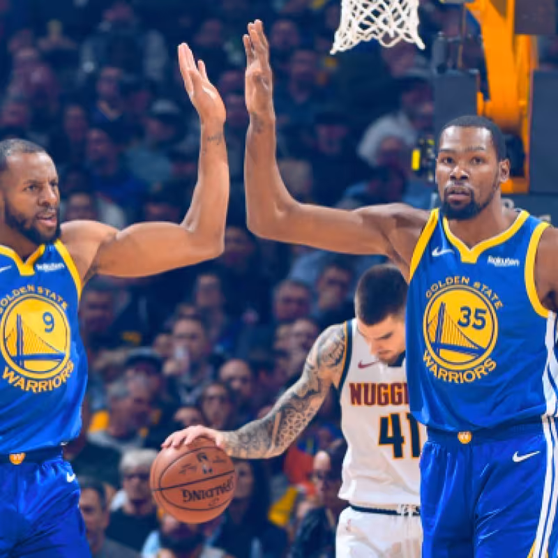 Iguodala y Durant celebran una canasta ante Juancho Hernangómez.