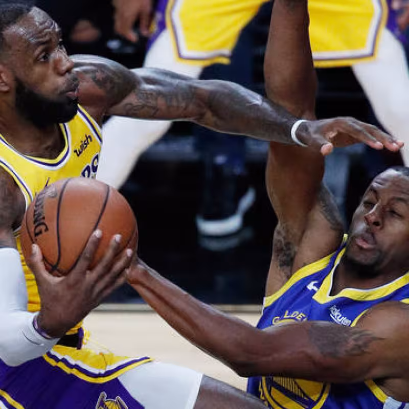 Iguodala pelea con LeBron durante un Lakers-Warriors de la pasada temporada. 