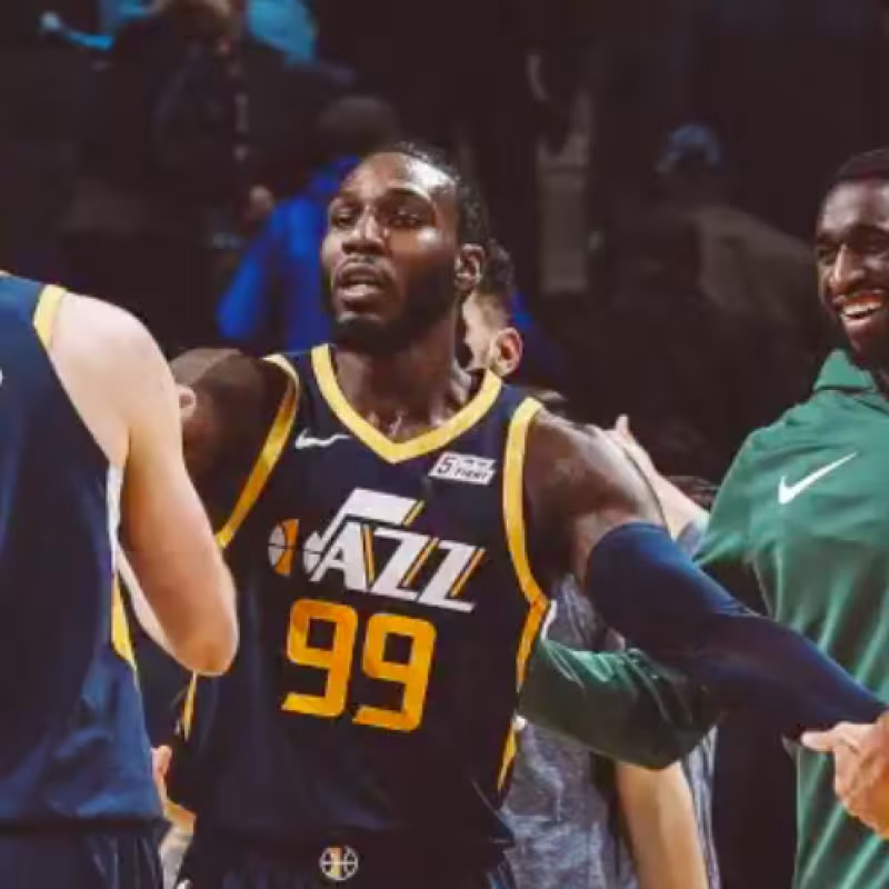 Ingles y Crowder, jugadores de Utah Jazz.