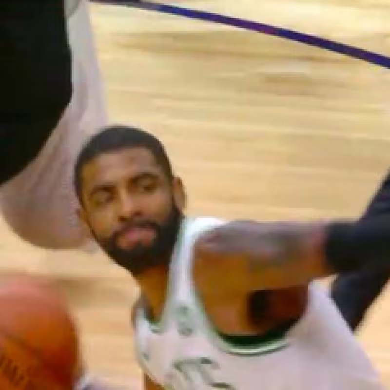 Multa de $25.000 para Kyrie Irving por embarcar una pelota