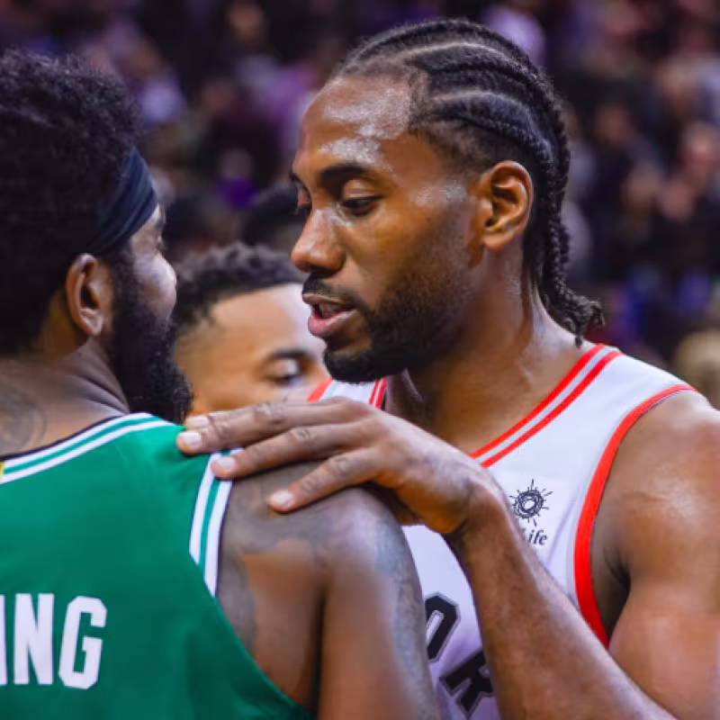 Irving habla con Leonard al final del duelo.