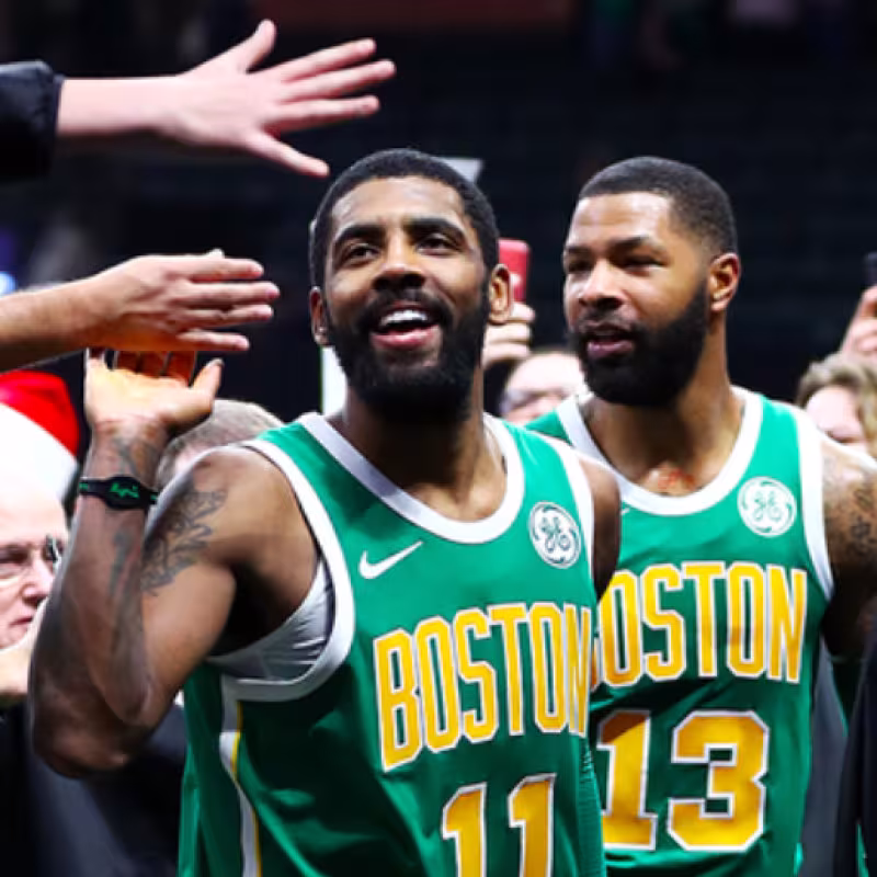 Kyrie Irving y Marcus Morris celebran el triunfo de los Celtics.