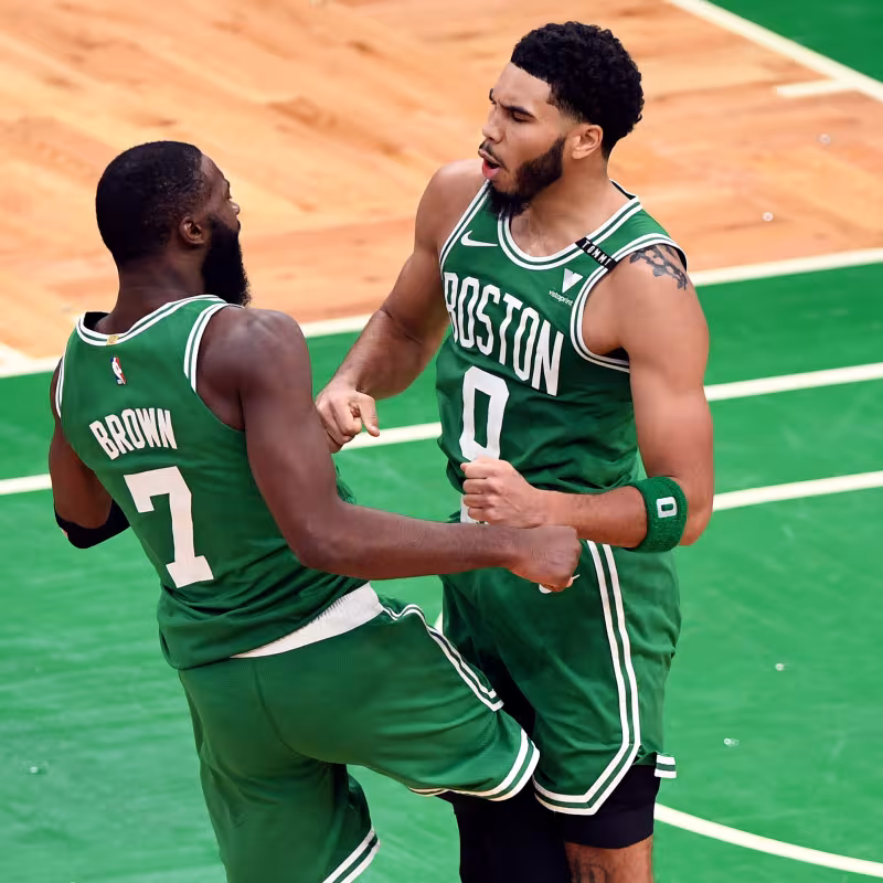 Jayson Tatum y Jaylen Brown, estrellas de Boston Celtics.