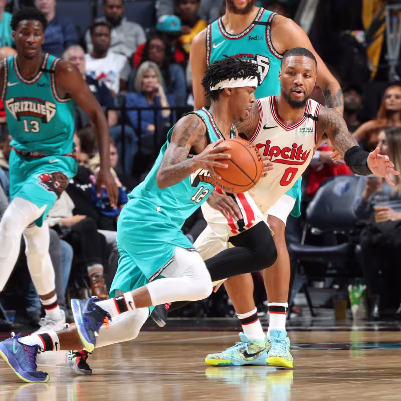 Ja Morant intenta una acción individual ante Damian Lillard en un Grizzlies-Blazers.