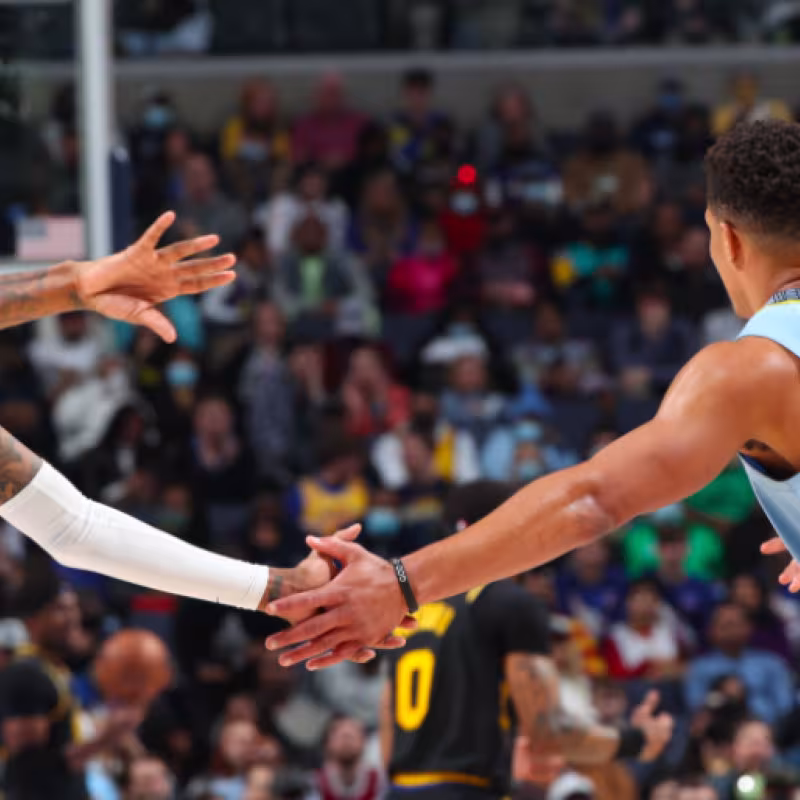 Ja Morant, celebra una canasta de Memphis Grizzlies junto a Desmond Bane. 