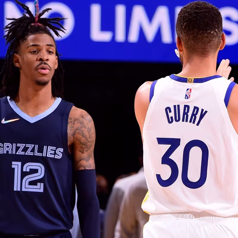 Ja Morant y Stephen Curry, enfrentándose en el Grizzlies-Warriors.