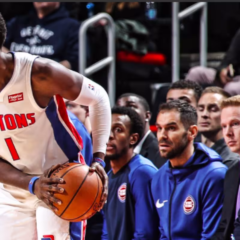 Booker y Ayton no evitan la derrota de los Suns ante los Pistons