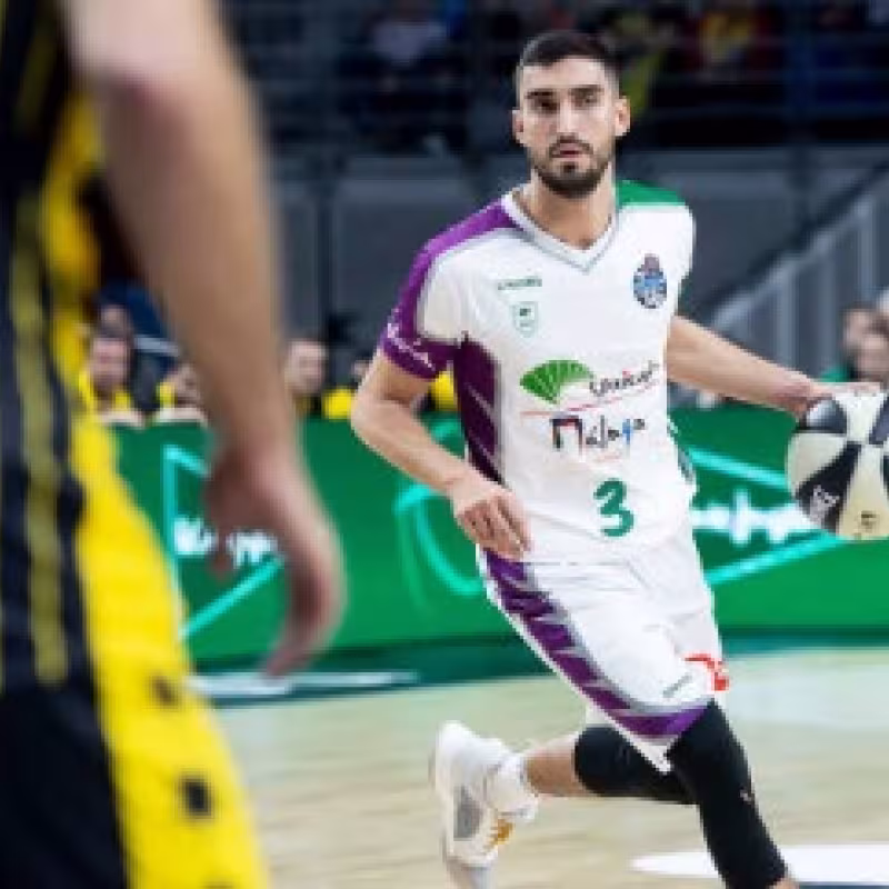 El jugador del Unicaja Jaime Fernández, después de años con dolores, se operará de sus dos talones