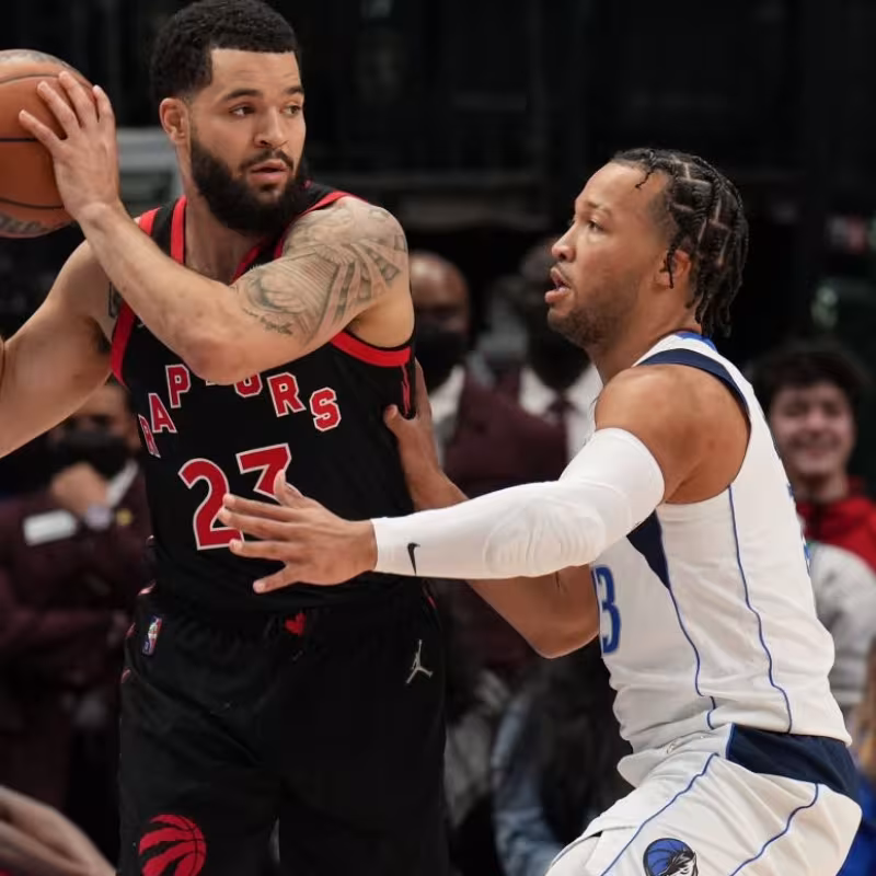 Jalen Brunson, jugador de Dallas Mavericks, y Fred VanVleet, jugador de Toronto Raptors.