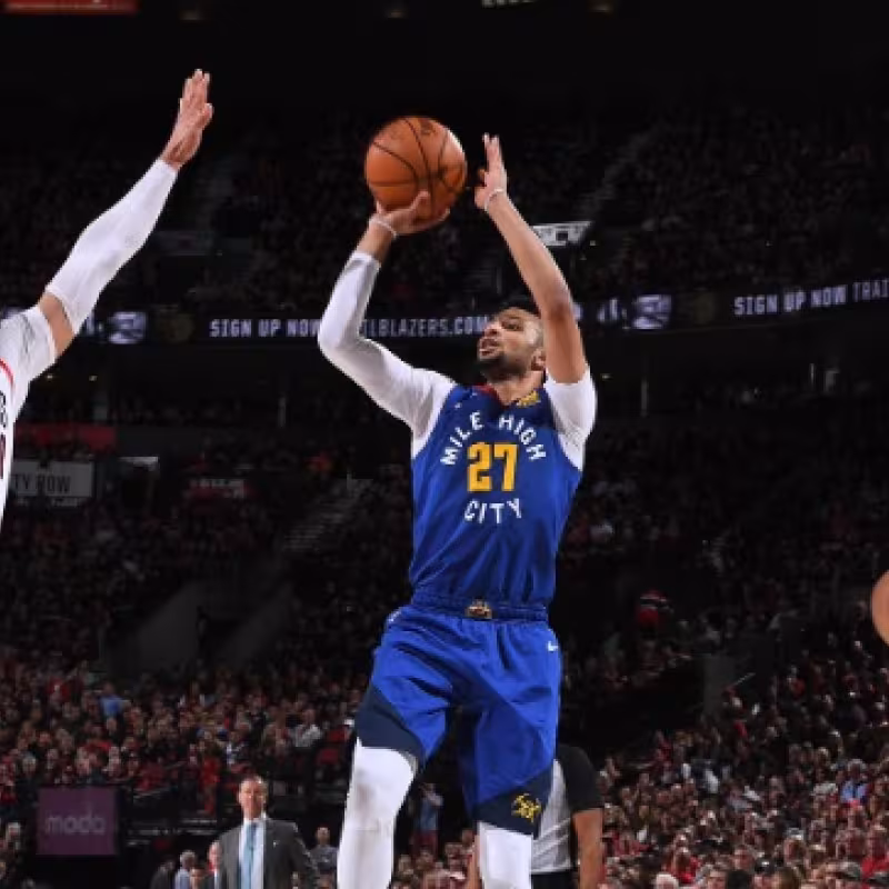 Jamal Murray frente a Enes Kanter durante el apoteósico partido de anoche.