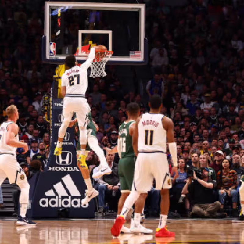 El increíble póster de Jamal Murray frustrado por los árbitros