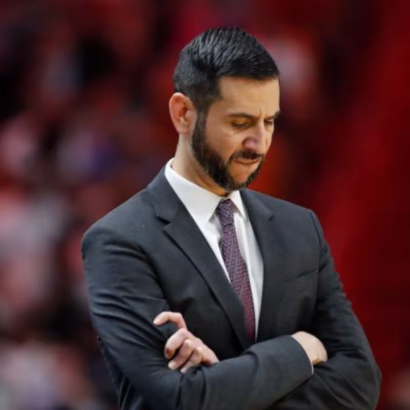 Charlotte Hornets ejecutará la opción de equipo sobre James Borrego