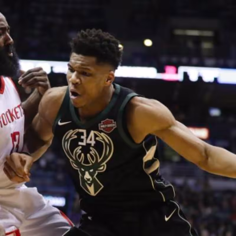 James Harden intenta defender a Antetokounmpo durante un Bucks-Rockets.