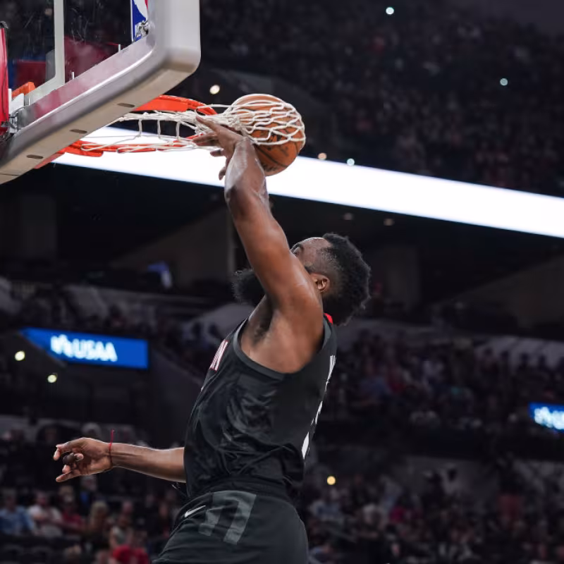 James Harden vuela en la jugada de la polémica. Foto: nba.com