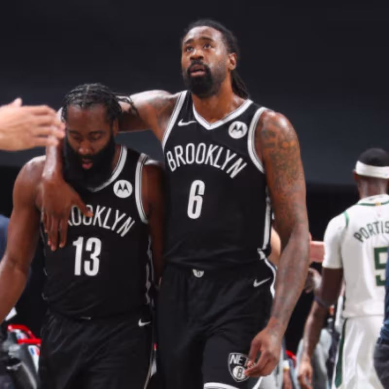 James Harden, junto a DeAndre Jordan, en un partido de Brooklyn Nets.