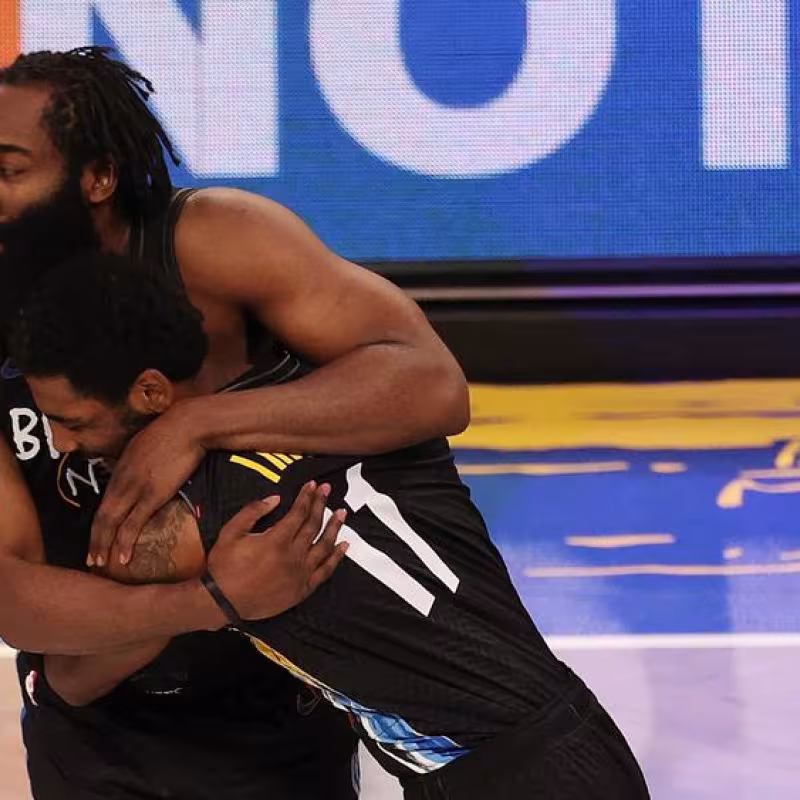 James Harden, junto a Kyrie Irving, en un duelo de la temporada 2020/21