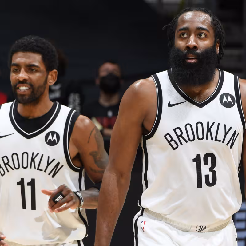 Kyrie Irving y James Harden, jugadores de Brooklyn Nets.