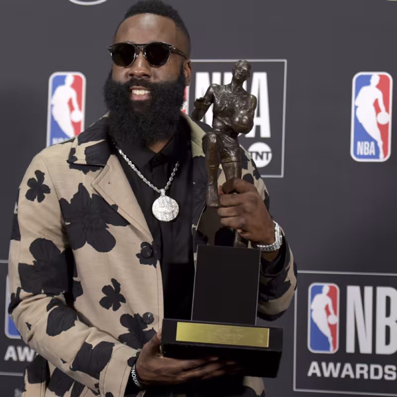James Harden, con el MVP de la temporada 2017/18.