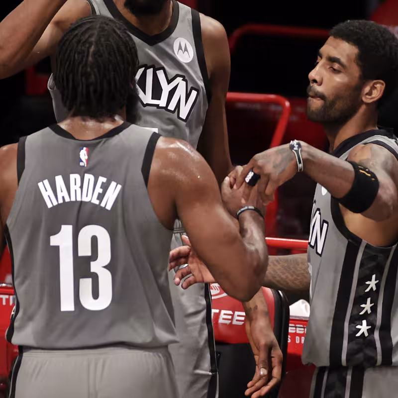 James Harden y Kyrie Irving, jugadores de Brooklyn Nets.