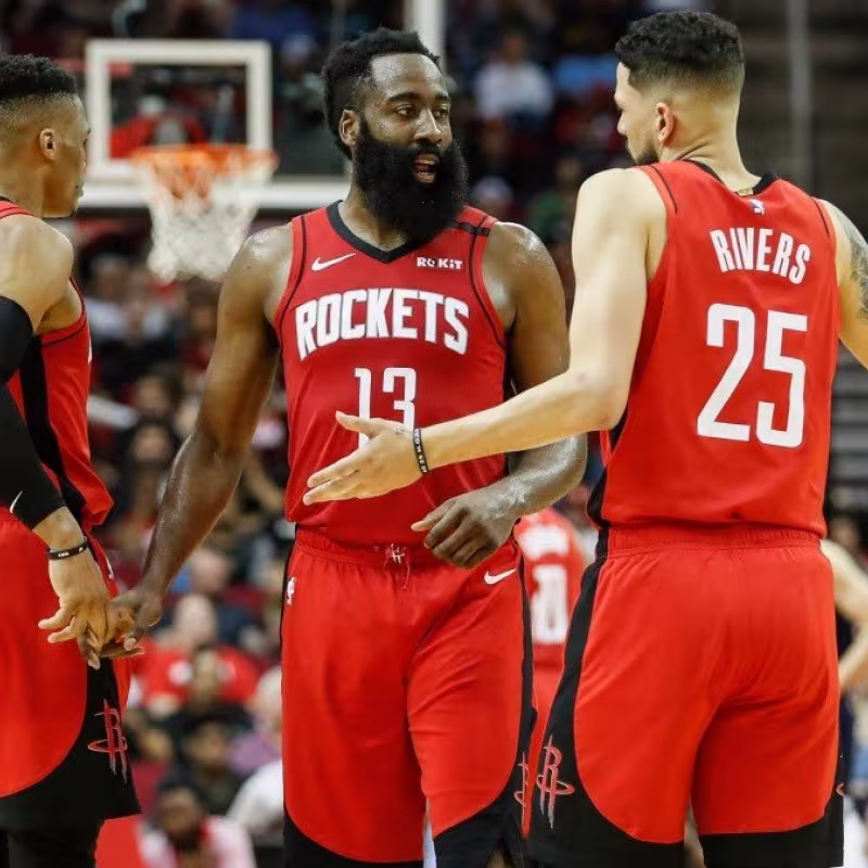 James Harden, Russell Wetsbrook y Austin Rivers conversan durante un encuentro