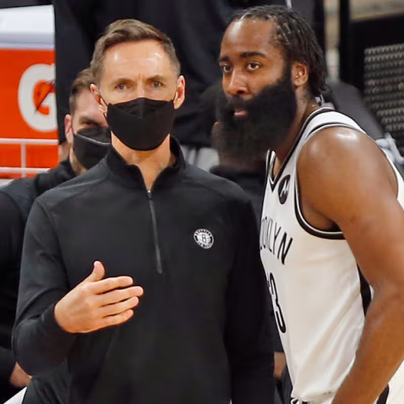 James Harden, junto a su entrenador Steve Nash. 