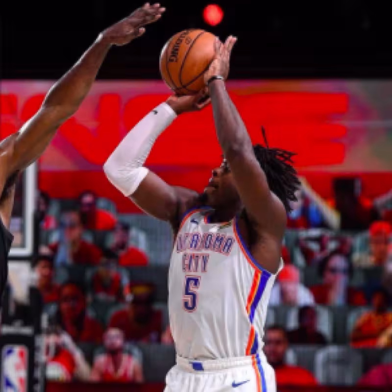 James Harden tapona a Luguentz Dort.