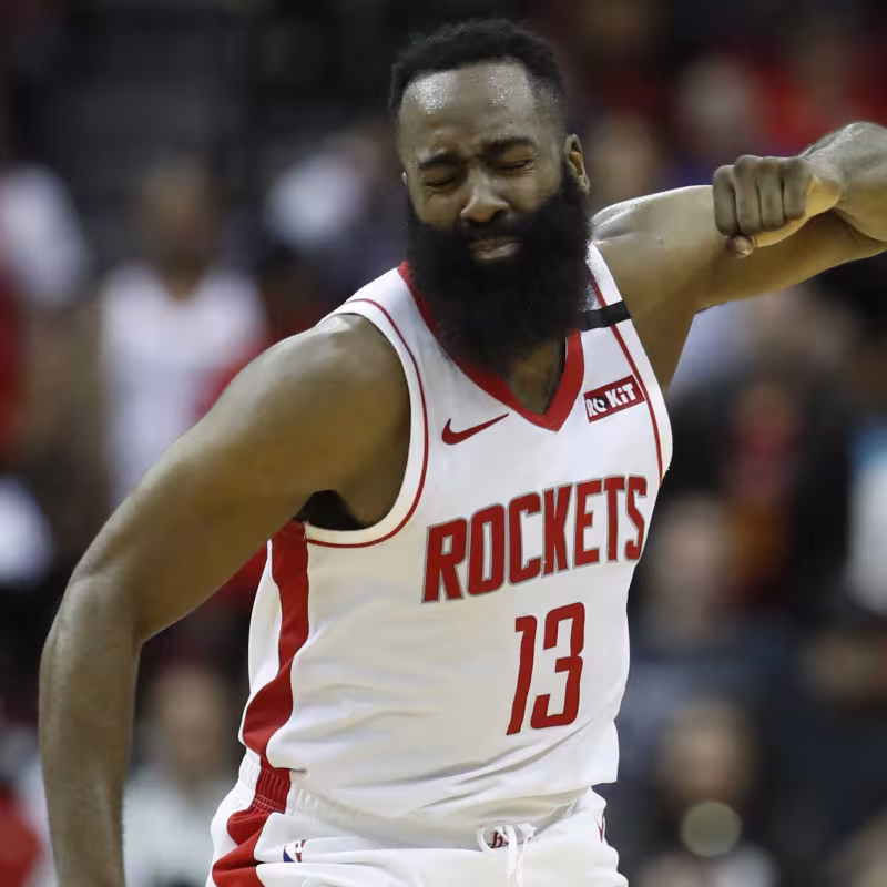 James Harden, lamentando un fallo.