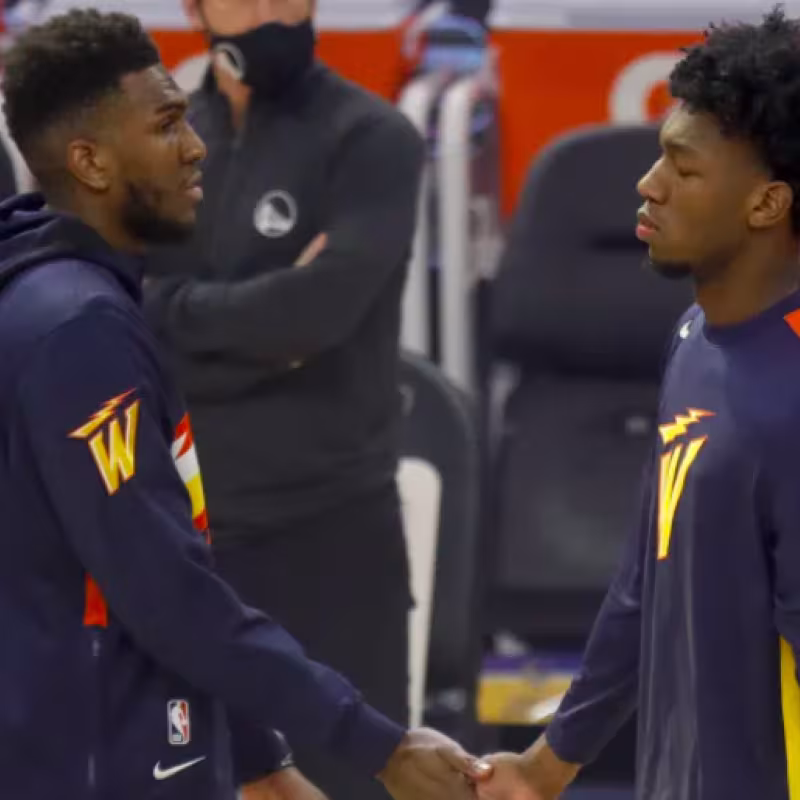 Kevon Looney y James Wiseman, pivots de Golden State Warriors.