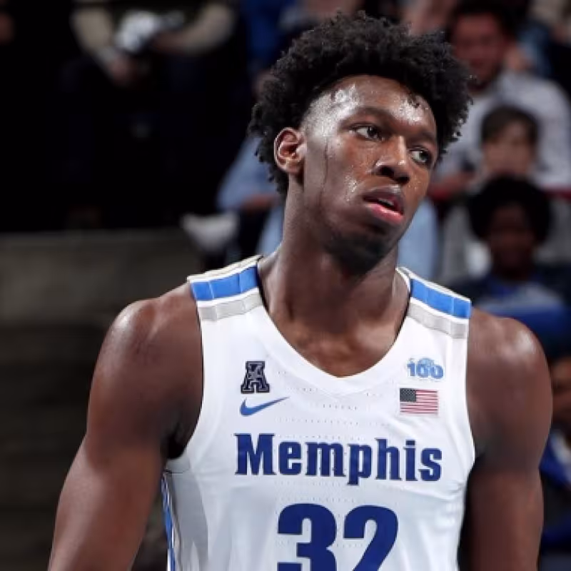 James Wiseman se presenta al Draft de 2020 de la NBA.