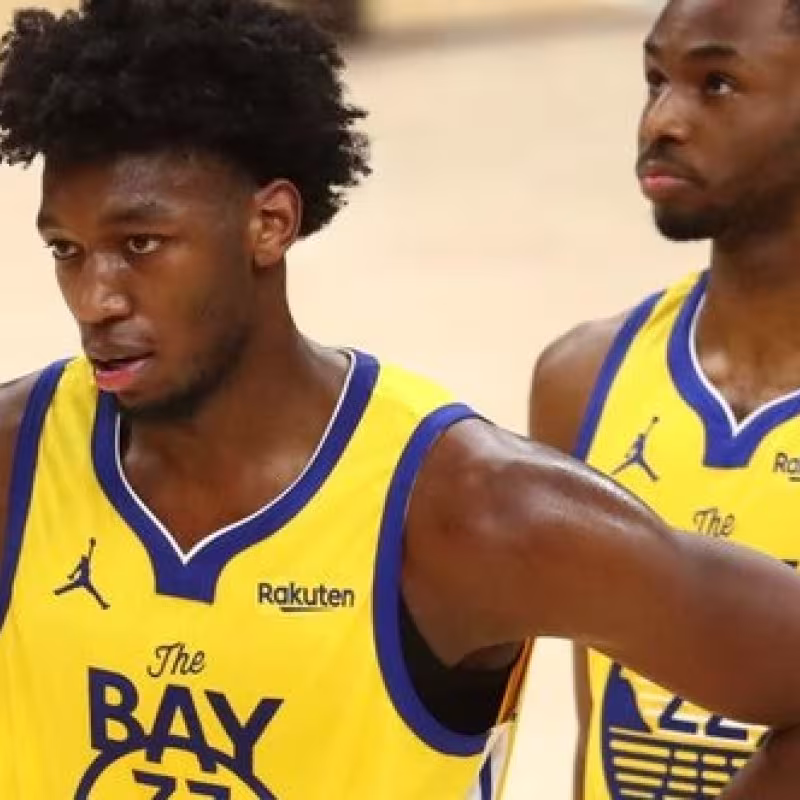 James Wiseman y Stephen Curry, jugadores de Golden State Warriors.