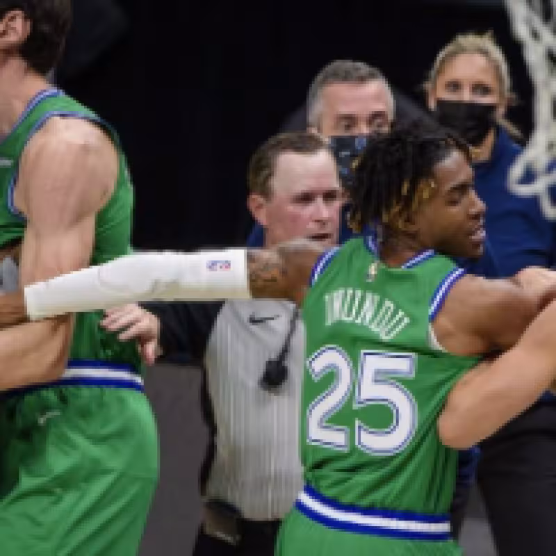 La NBA pone multas por el altercado entre James Johnson y Cody y Caleb Martin