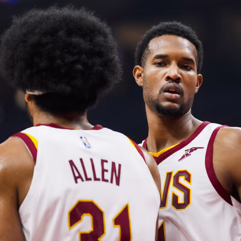 Jarrett Allen y Evan Mobley, estrellas de Cleveland Cavaliers.