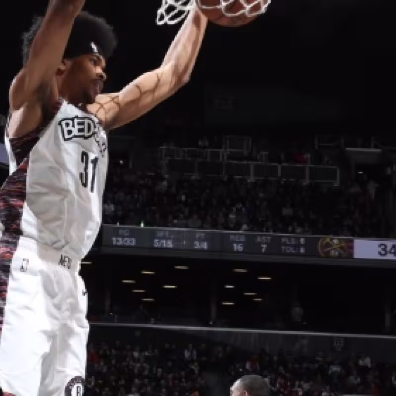 Jarrett Allen ante Nikola Jokic en el duelo entre Brooklyn y Denver.