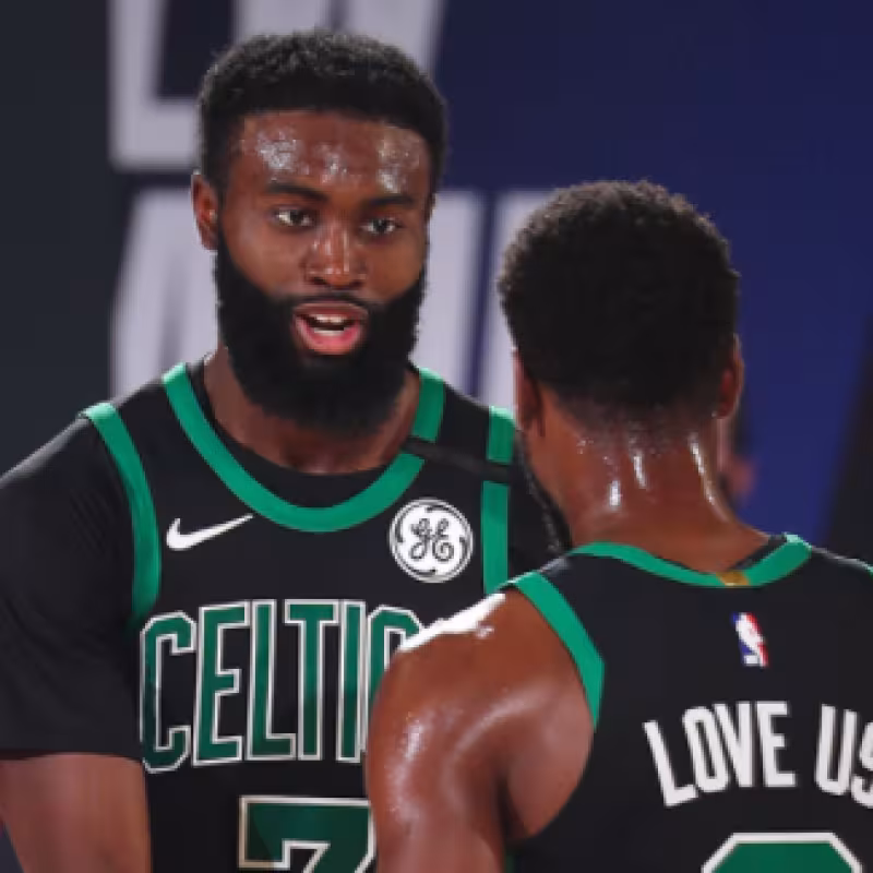 Jaylen Brown y Kemba Walker, estrellas de los Celtics.
