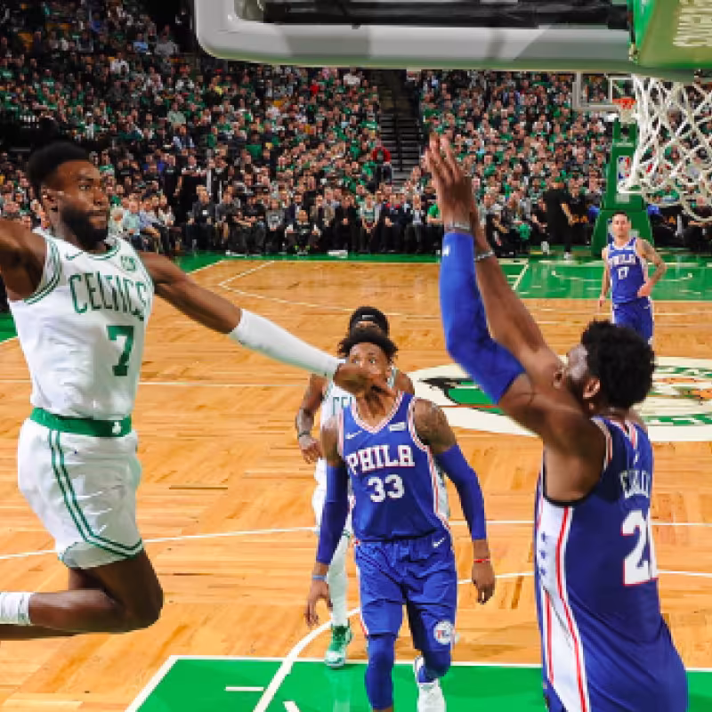 Mate de Jaylen Brown en la cara de Embiid. Foto: @celtics