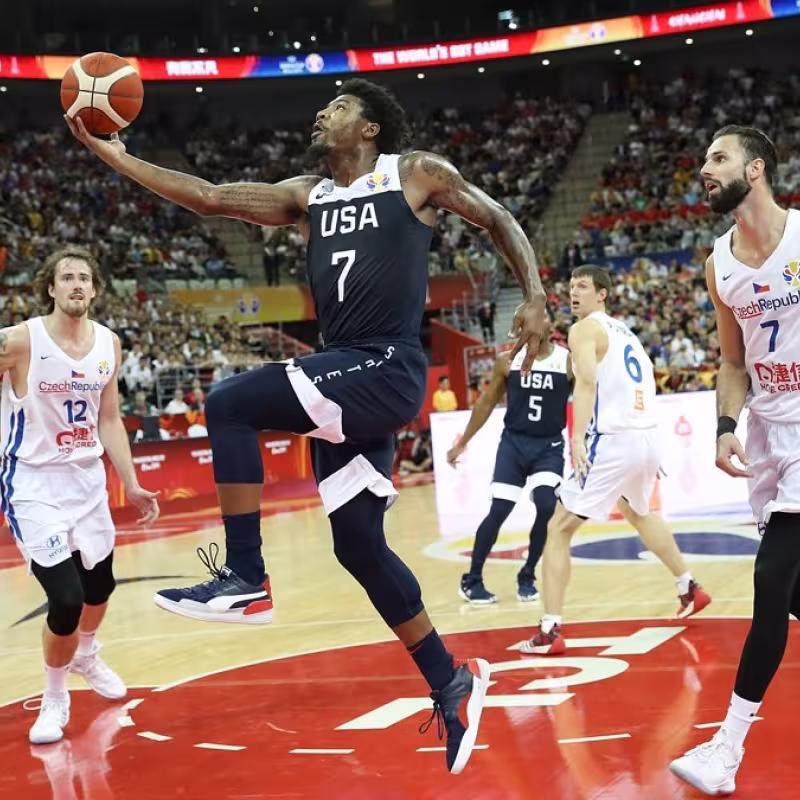 Jaylen Brown se escapa para anotar su única canasta ante los checos. Foto: USA Basketball