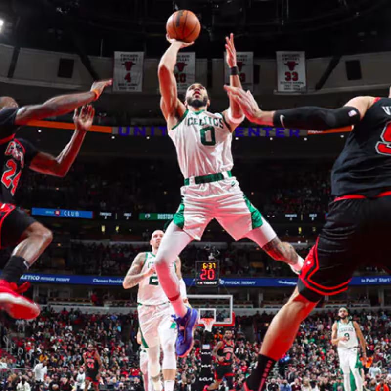Jayson Tatum celebrando un triple