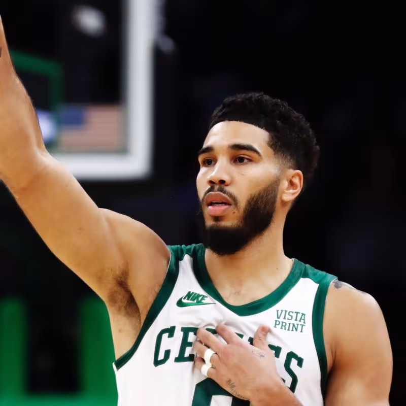 Jayson Tatum dejó la acción más destacada de la noche con un mate espectacular sobre Al Horford.
